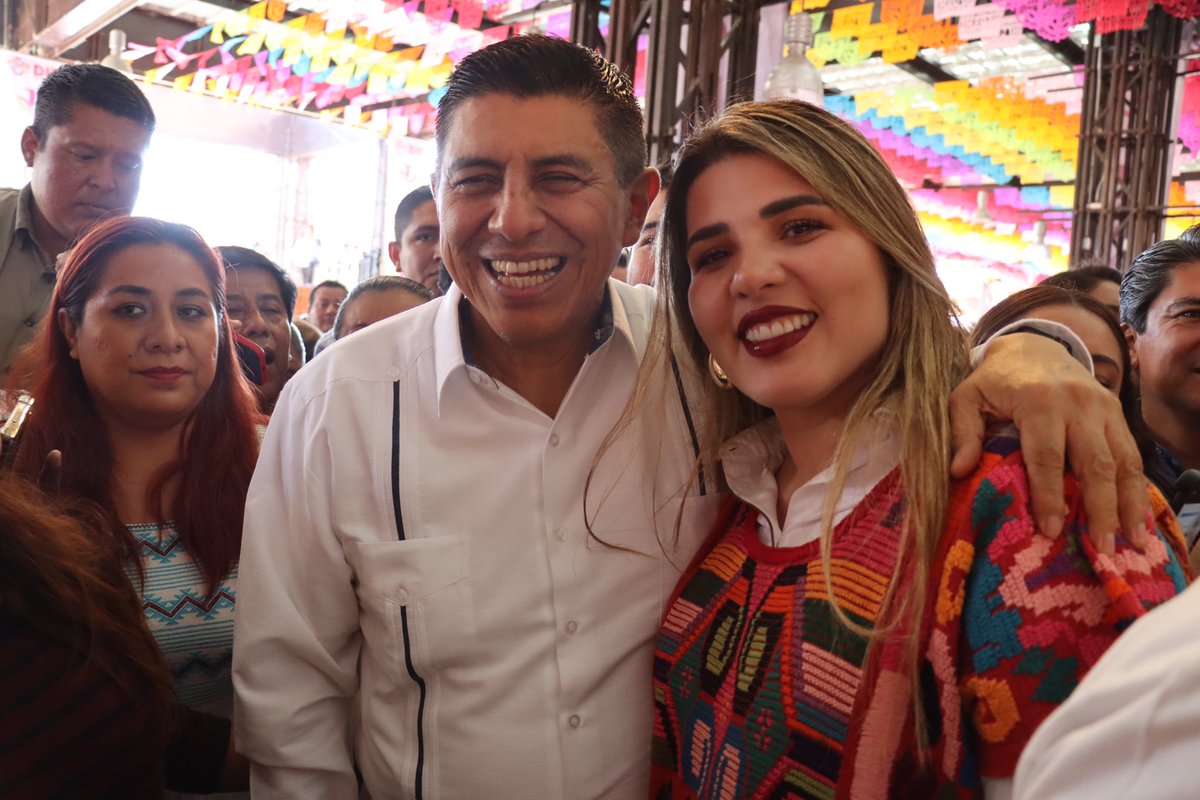 SoyGabyPerezMx's tweet photo. El 1er. informe de la Pdta. Honoraria del @DIF_Oaxaca, @Irma_BolanosOax, es un poderoso testimonio de su compromiso y dedicación hacia Oaxaca. Su labor llena de amor y entrega, refleja un esfuerzo incansable por asegurar #QueNadieSeQuedeAtrásYQueNadieSeQuedeAfuera https://t.co/yUJtsGl9gk