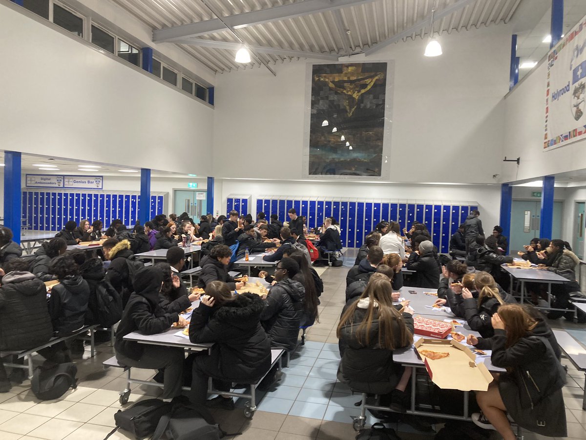 SQuinnholyrood1's tweet photo. Another great turnout for the Extended Study Support - 130 young people taking ownership of their learning. Well done 👍 https://t.co/izQHr3Mebn