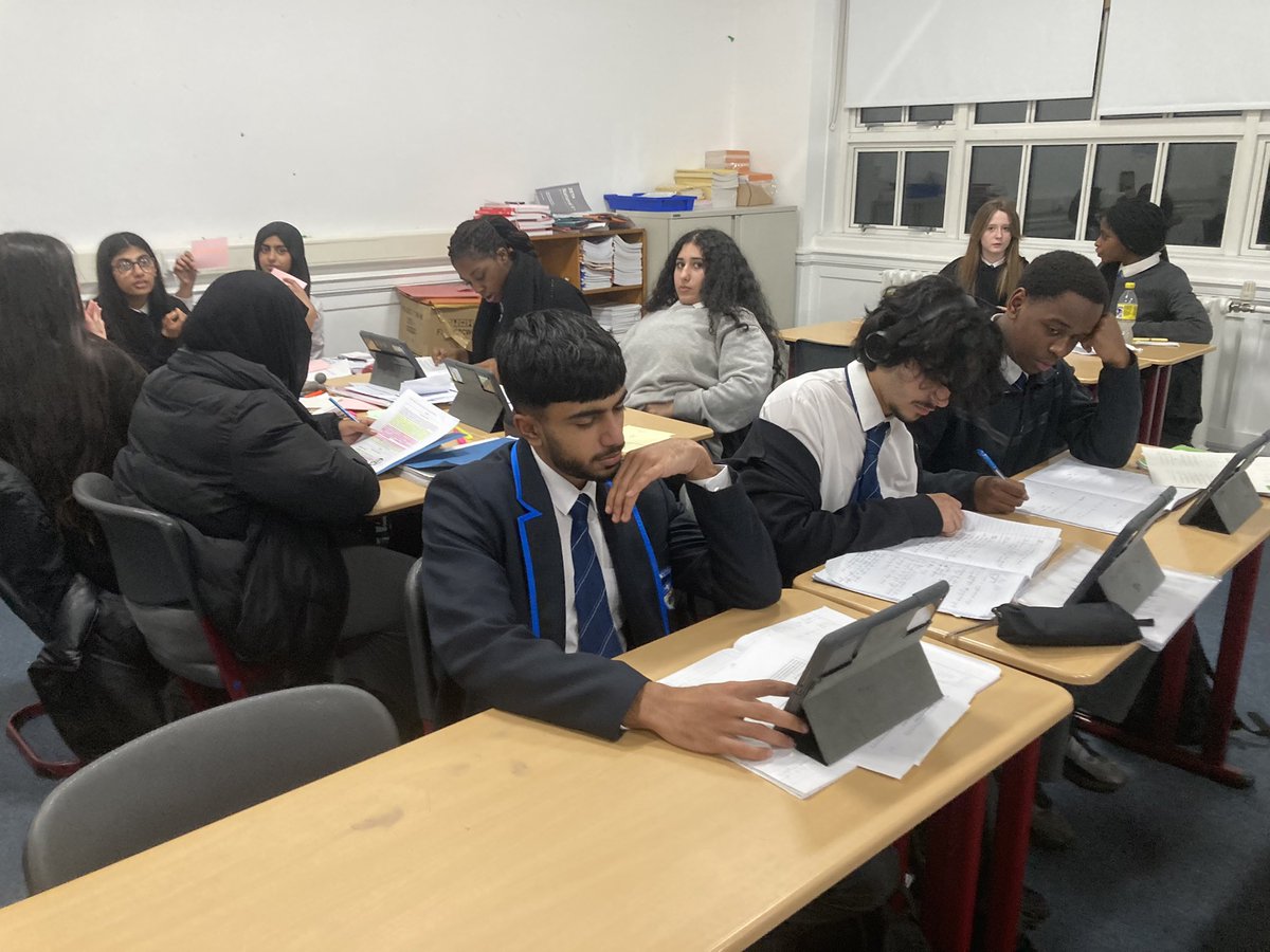 SQuinnholyrood1's tweet photo. Another great turnout for the Extended Study Support - 130 young people taking ownership of their learning. Well done 👍 https://t.co/izQHr3Mebn