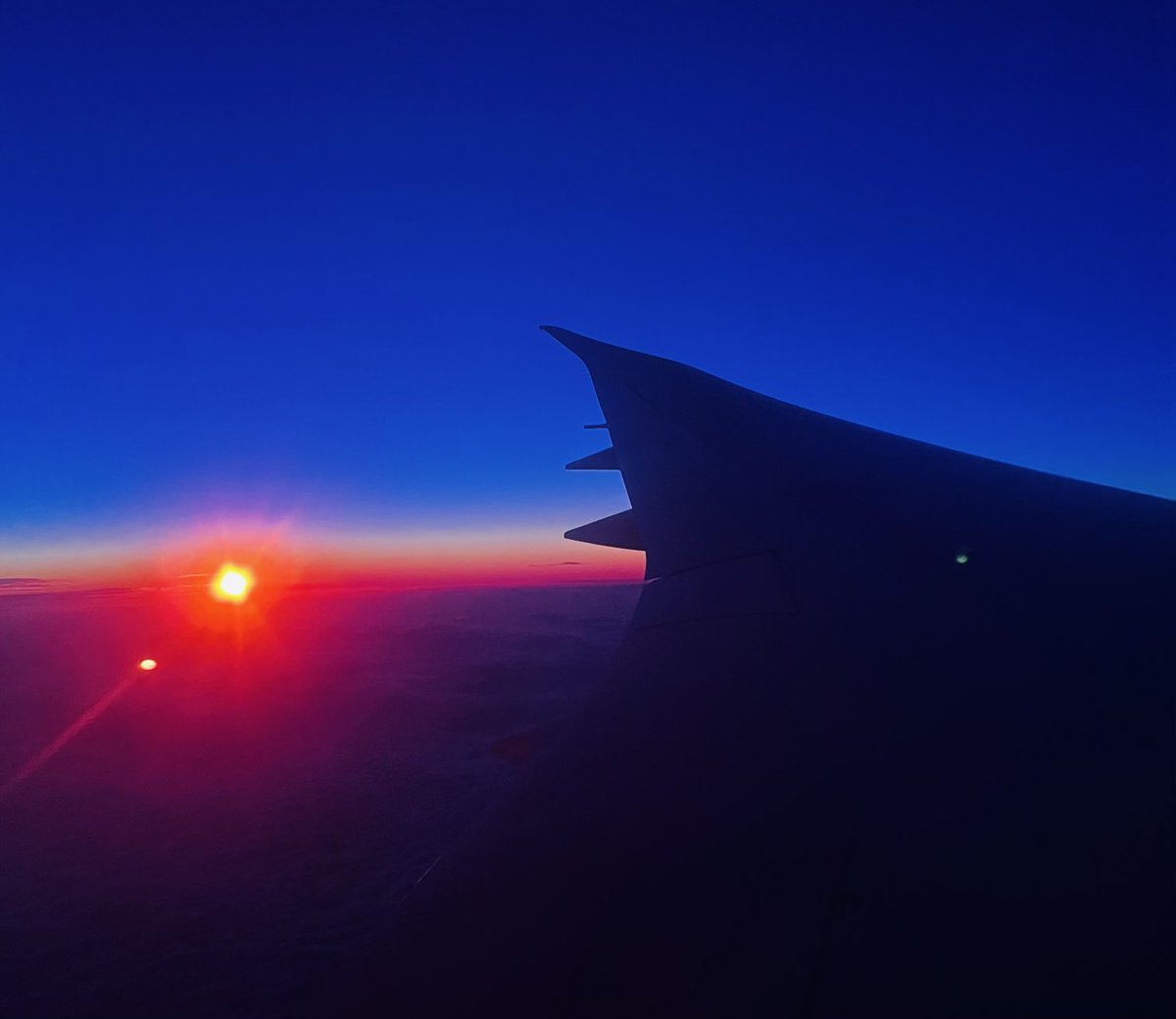 Made it to Auckland. Beautiful sunrise, thanks to my window seat neighbour for snapping this for me. Sleep now. 🚴‍♀️ this afternoon.