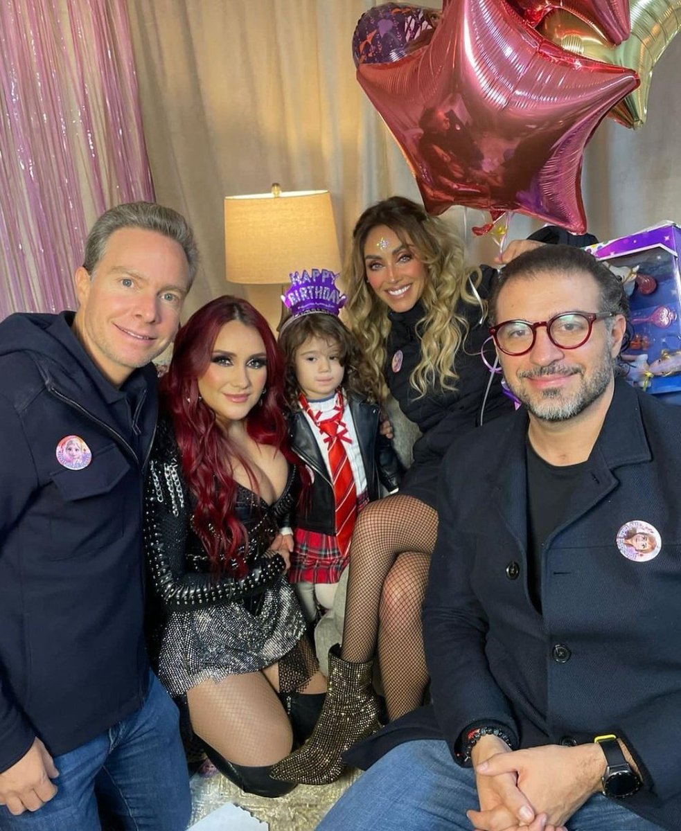 lunavondy's tweet image. maria paula atendendo fãs nos bastidores