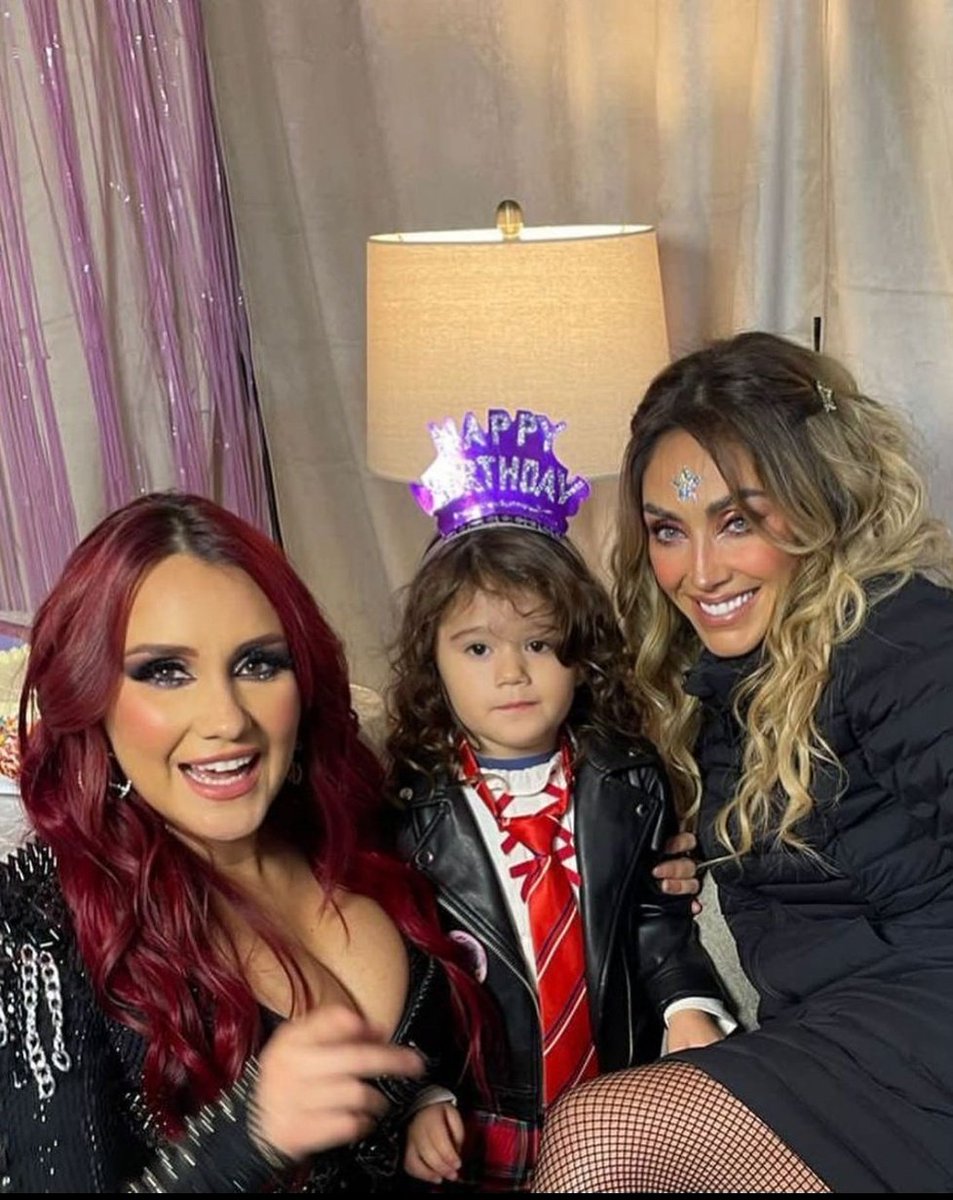 lunavondy's tweet image. maria paula atendendo fãs nos bastidores