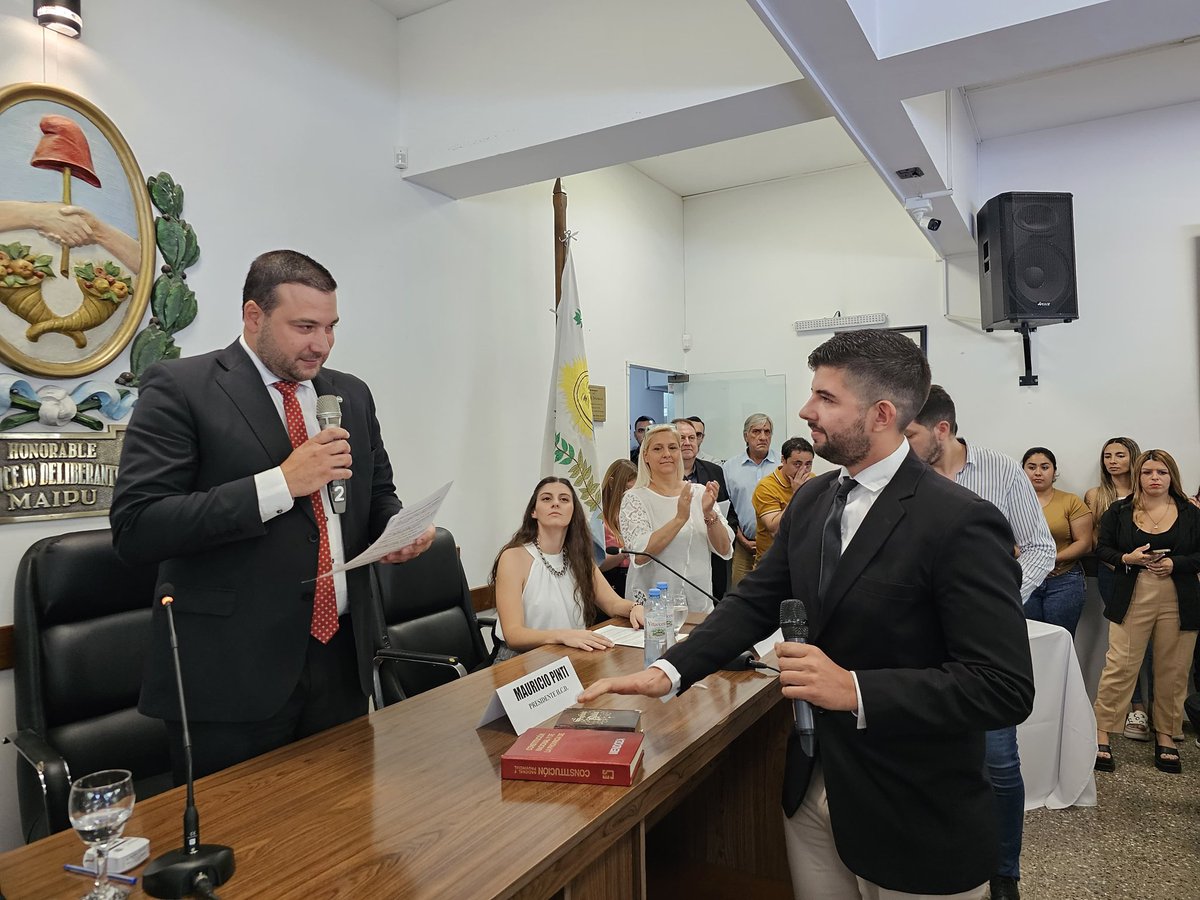 marcosflores3's tweet photo. Asumí junto a @ElisaGMaipu como Concejal de Maipú con un firme compromiso, trabajar arduamente por nuestros vecinos 🙌🏻 

Muchas gracias @MauriPintiClop por esta oportunidad, y te felicito por tu enorme labor realizada como Presidente del @HCDMaipuMza 👏🏻

¡Siempre adelante🇵🇱! https://t.co/XXZemLeQWv
