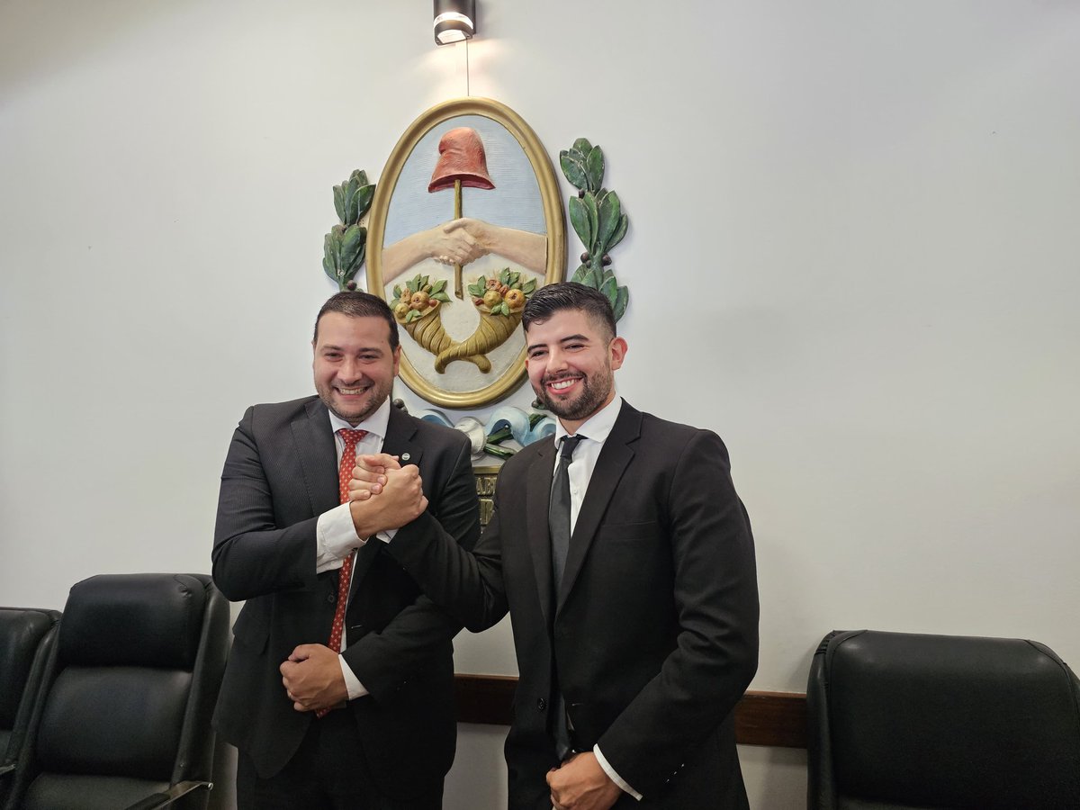 marcosflores3's tweet photo. Asumí junto a @ElisaGMaipu como Concejal de Maipú con un firme compromiso, trabajar arduamente por nuestros vecinos 🙌🏻 

Muchas gracias @MauriPintiClop por esta oportunidad, y te felicito por tu enorme labor realizada como Presidente del @HCDMaipuMza 👏🏻

¡Siempre adelante🇵🇱! https://t.co/XXZemLeQWv