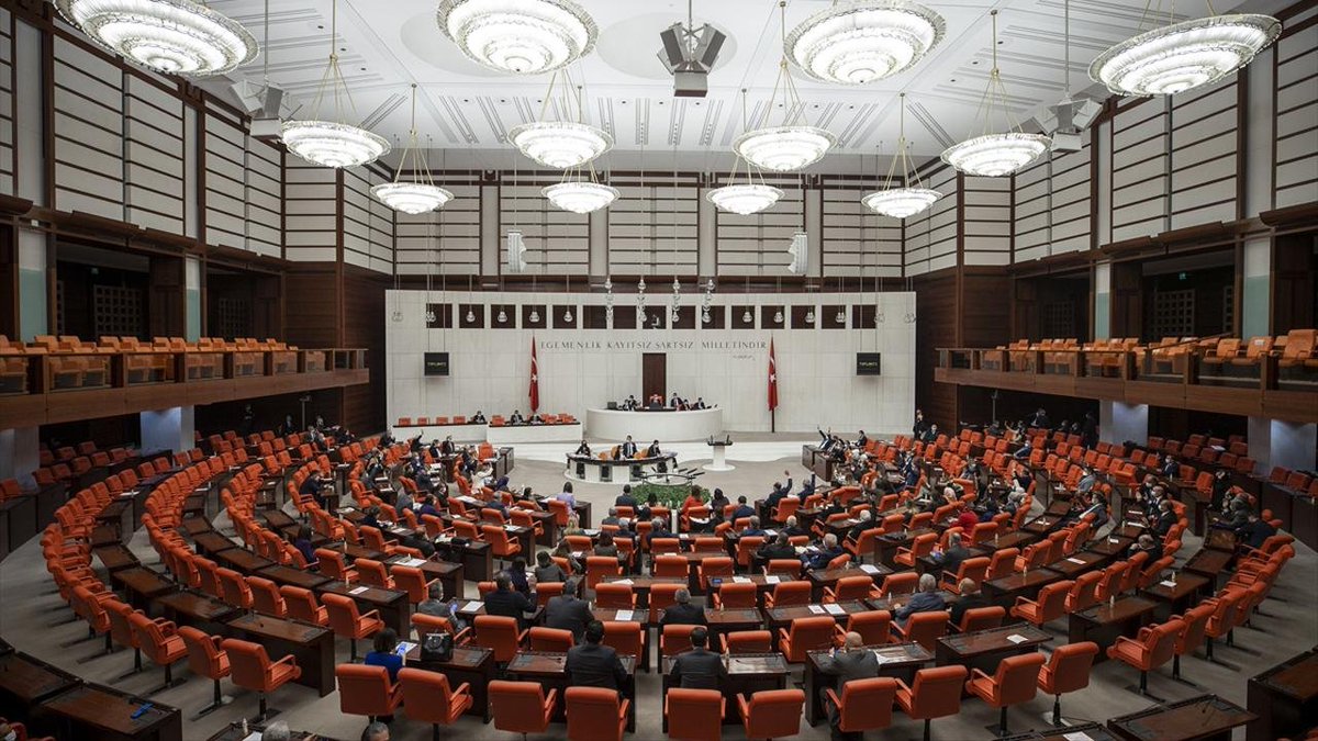 solcugazete's tweet photo. TBMM’de verilen “kadına yönelik her türlü şiddet araştırılsın” önergesi AKP-MHP oylarıyla REDDEDİLDİ! https://t.co/Kg7WWcpxiK
