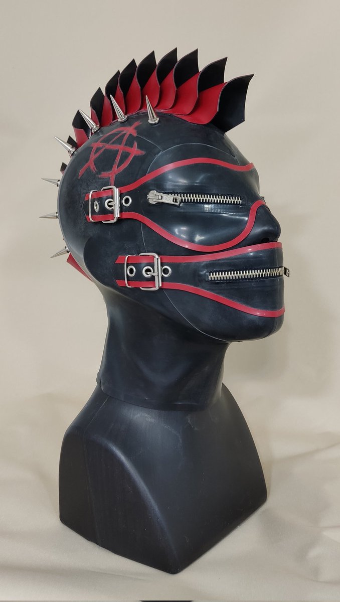 @subtom69 @LatexJess @BelgianLatex @Sir_LatexMan @RubberVesper @ThatOneTuxmew Without a doubt.. my new mask from FEITICO This was such a sick project, they do killer work, and love custom requests.. feitico.de