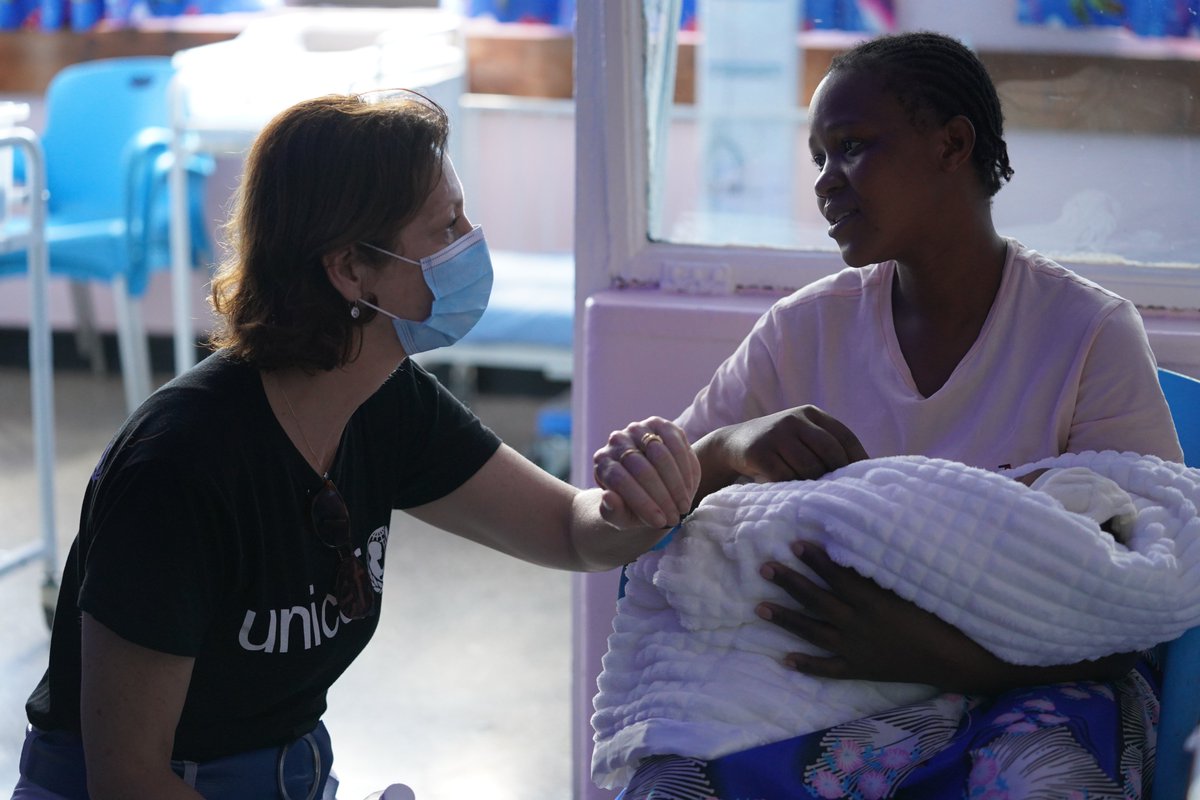 unicefzambia's tweet photo. Exciting visit of DRD @LiekevandeWiel @UNICEF ESARO &amp; @PennyUnicef to University Teaching Hospital (Children) in Lusaka with to see 1st hand how prioritize high-impact interventions for better new-born &amp; child health are being prioritized with support by Swedish Government. https://t.co/4sro981KsW