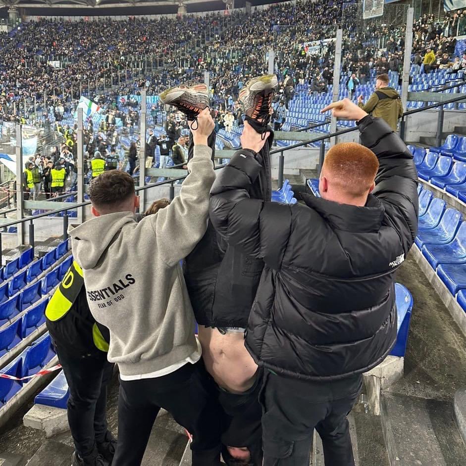 museodiemozioni's tweet photo. Tifosi del Celtic contro i Lazie 

Fantastici https://t.co/Ska42xCQB1