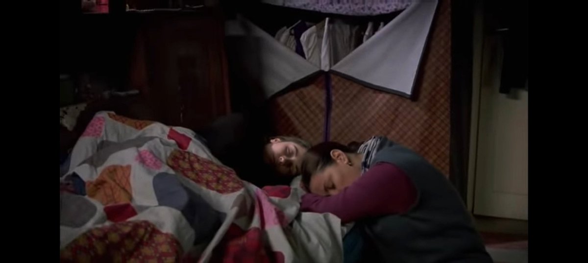 إلى ابنتي العزيزة: ستتعلمين كيف تلجأين لِي قبل الجميع، 
سأُعلمك كيف تهرولين نحوي حتى في أبسط الأشياء،
ويداي ستكونان ممدودتان دائمًا، سنبكِي معًا ونضحك ونعانق بعضنا في أشد الليالي التي سنمر بها ونكفي بعضنا.
أمك رائعة تُجيد تضميد الجروح جيدًا لذا لا تقلقين..