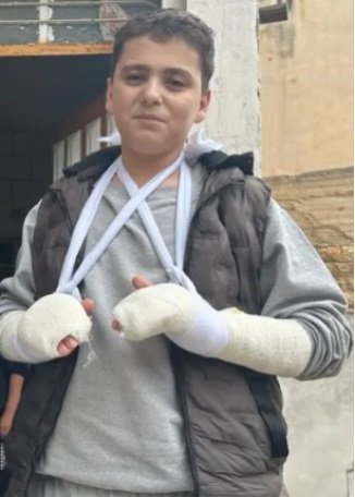 ofirgendelman's tweet photo. Another Palestinian lie is debunked:

This is Muhammad Nazzal, a Palestinian prisoner who was released yesterday. He said to the Arab media that Israeli prison guards broke his arms, but when he boarded the Red Cross's bus at the prison, they were fine! 

#Pallywood busted again. https://t.co/hQyJFQO78n