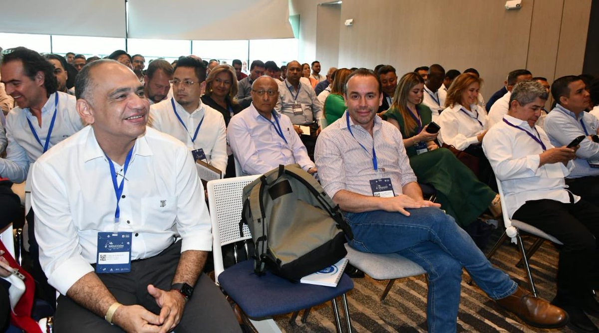 CarlosPinedoC's tweet photo. Este espacio propiciado por la @ESAPOficial en la ciudad de Medellín, donde estamos recibiendo la inducción para el inicio de un nuevo periodo constitucional, debe generar la tranquilidad de la ciudadanía en todo el País; porque aquí estamos validando el compromiso de hacer grandes y prósperos nuestros territorios. Saludo a todos los colegas mandatarios y extiendo siempre la invitación para realizar un trabajo conjunto e incansable, por el bienestar de todos los colombianos.