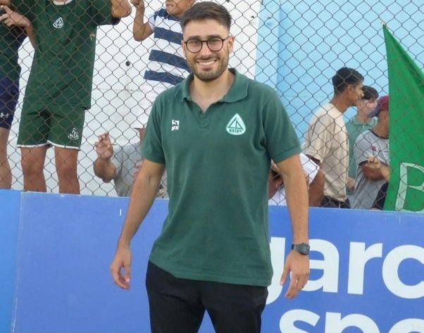 ⚽️ El sábado se salvó del descenso en Liga Cordobesa... y ayer firmó en Granada para disputar La Liga 🇪🇸 

👨‍🏫 Mariano Levisman quiso ser jugador, pero un día se dio cuenta que lo suyo era el análisis. A sus 27 años vuelve al equipo de Alexander Medina, que dirigirá al Granada.