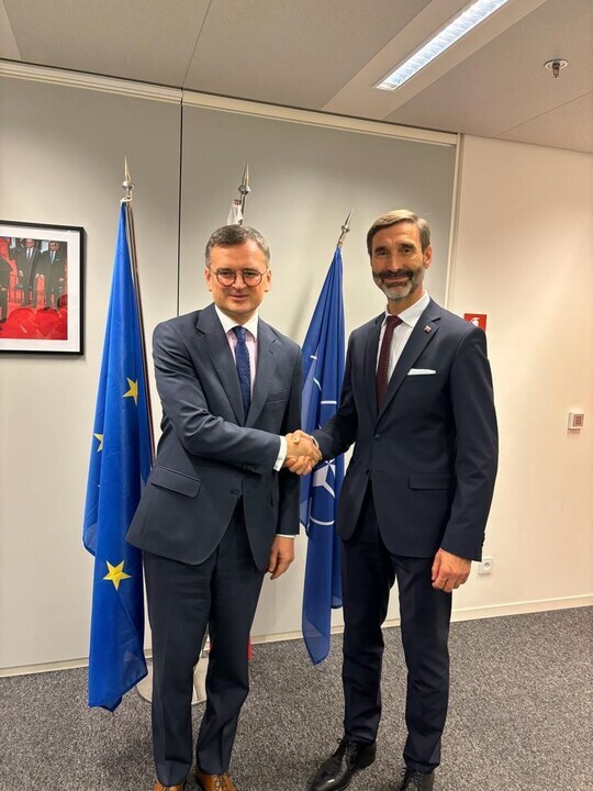 FM Juraj Blanar met with his 🇺🇦 counterpart <a href="/DmytroKuleba/">Dmytro Kuleba</a> on the margins of the 2-day NATO FMM in Brussels. Good discussion on continuing assistance from 🇸🇰 +  potential for deepening economic ties.