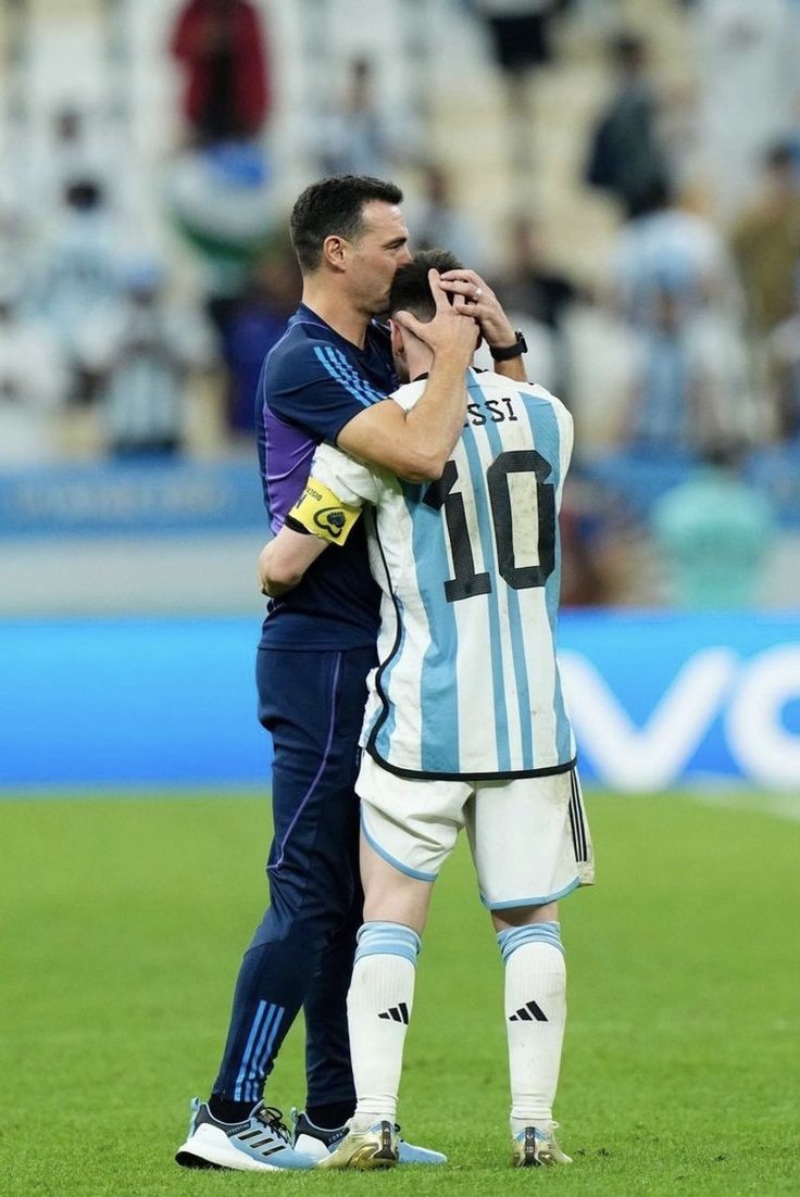 giraltpablo's tweet photo. "Messi jugó este Mundial con el corazón, fue imparable. Verlo de cerca es algo imposible de describir. Si les contara las cosas que hace en los entrenamientos no me creerían, está loco.

Le dije a Leo que él era feliz dentro de la cancha, que siga jugando mientras pueda. Nos demostró que en el fútbol no existen límites y eso es asombroso.

En su carrera empezó de delantero, jugó de extremo, ahora lo vemos de enganche. Puede jugar donde quiera que el equipo se arma alrededor de él. Yo creo que puede seguir jugando en la Selección, pero la decisión es suya"

De: Lionel Scaloni
Para: Lionel Messi
