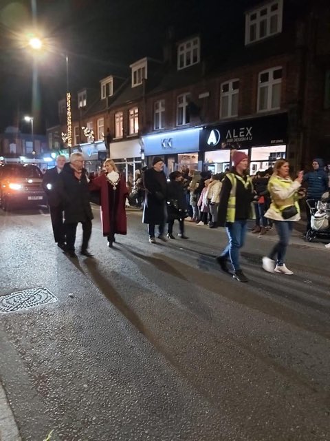 Deputy Mayor attended the Hampton Hill Christmas Parade &amp; indeed brought her own sparkle to the event. The warmth of crowds &amp; participants made for a great evening. She thanks all those involved in the event that was a great success, well done.