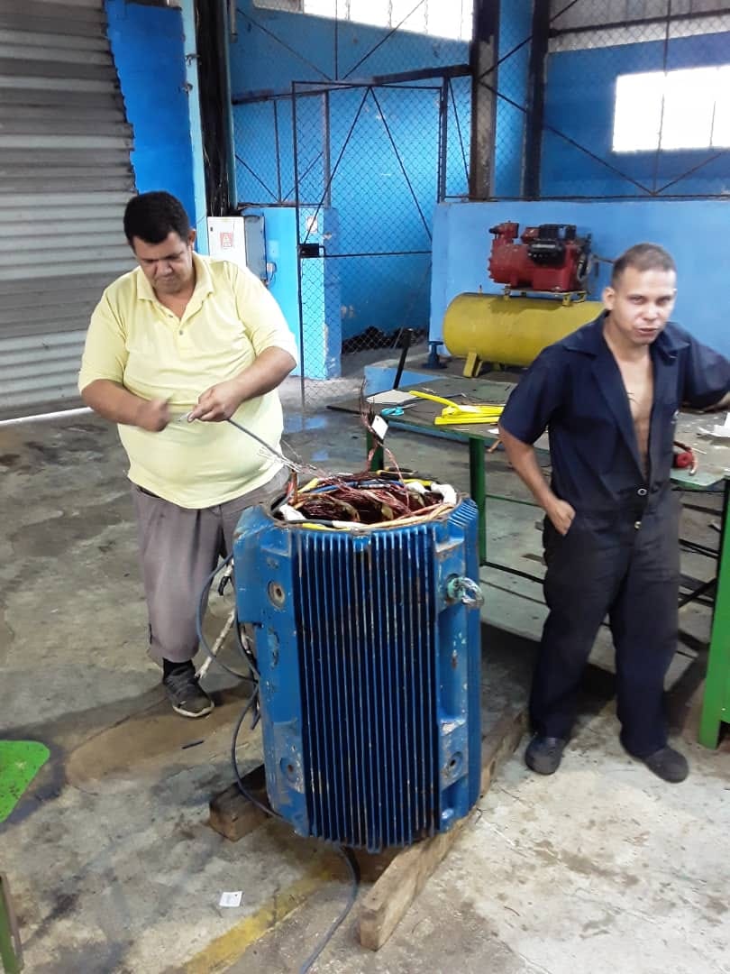 Trabajadores  de la UEB taller de Bombas de San José continúan enfrascados en la  tarea con el bobinado del motor tuiniku de la provincia Santi Espíritus.#EMROHab.#vamosxmas