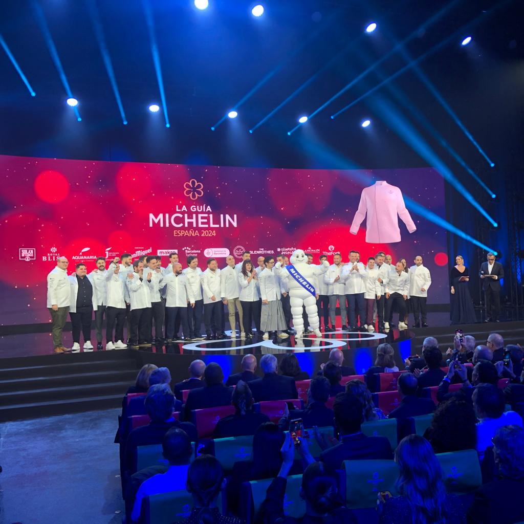 Por aquí una de las fotos más esperadas de esta edición... ¡Foto de familia de los nuevos establecimientos 1 #EstrellaMICHELIN de la #GuiaMICHELIN2024 España! ¡Enhorabuena a todos!

#MICHELINSTAR24 #GUIAMICHELINESP