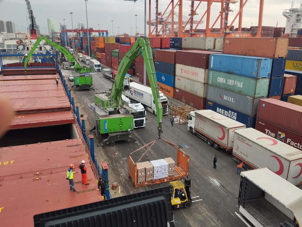 AlperKucukTK's tweet photo. 🔴Happening now: 🚢 Cargo ship, Bestekar, carrying over 1.500 MTs of humanitarian aid and vehicles, is set to sail in a few hours.

Final sea fastening is in progress. ⌛️

Mersin, Türkiye ➡️ El Arish, Egypt 
➡️🚛🚚🚛 Gaza, Palestine.

@RedCrescent 🤝 @EG_Red_Crescent
🤝 @PalestineRCS