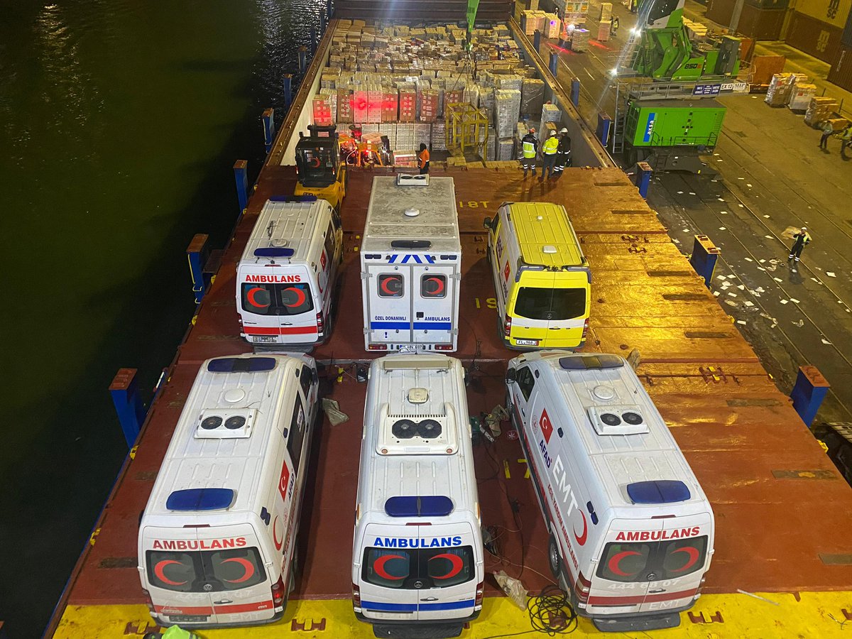 AlperKucukTK's tweet photo. 🔴Happening now: 🚢 Cargo ship, Bestekar, carrying over 1.500 MTs of humanitarian aid and vehicles, is set to sail in a few hours.

Final sea fastening is in progress. ⌛️

Mersin, Türkiye ➡️ El Arish, Egypt 
➡️🚛🚚🚛 Gaza, Palestine.

@RedCrescent 🤝 @EG_Red_Crescent
🤝 @PalestineRCS