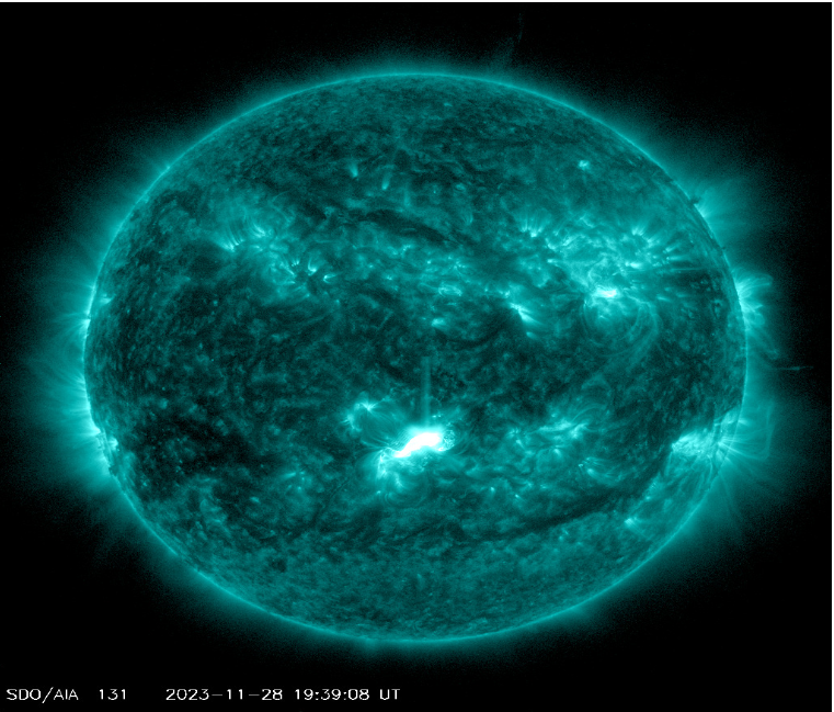 Impressive solar flare occurring now from center disk, currently an M8.5-class solar flare and still rising. The solar flare is eruptive and seems likely to produce a CME in Earth's direction. The radiation caused by the solar flare is also affecting Earth's ionosphere on the…