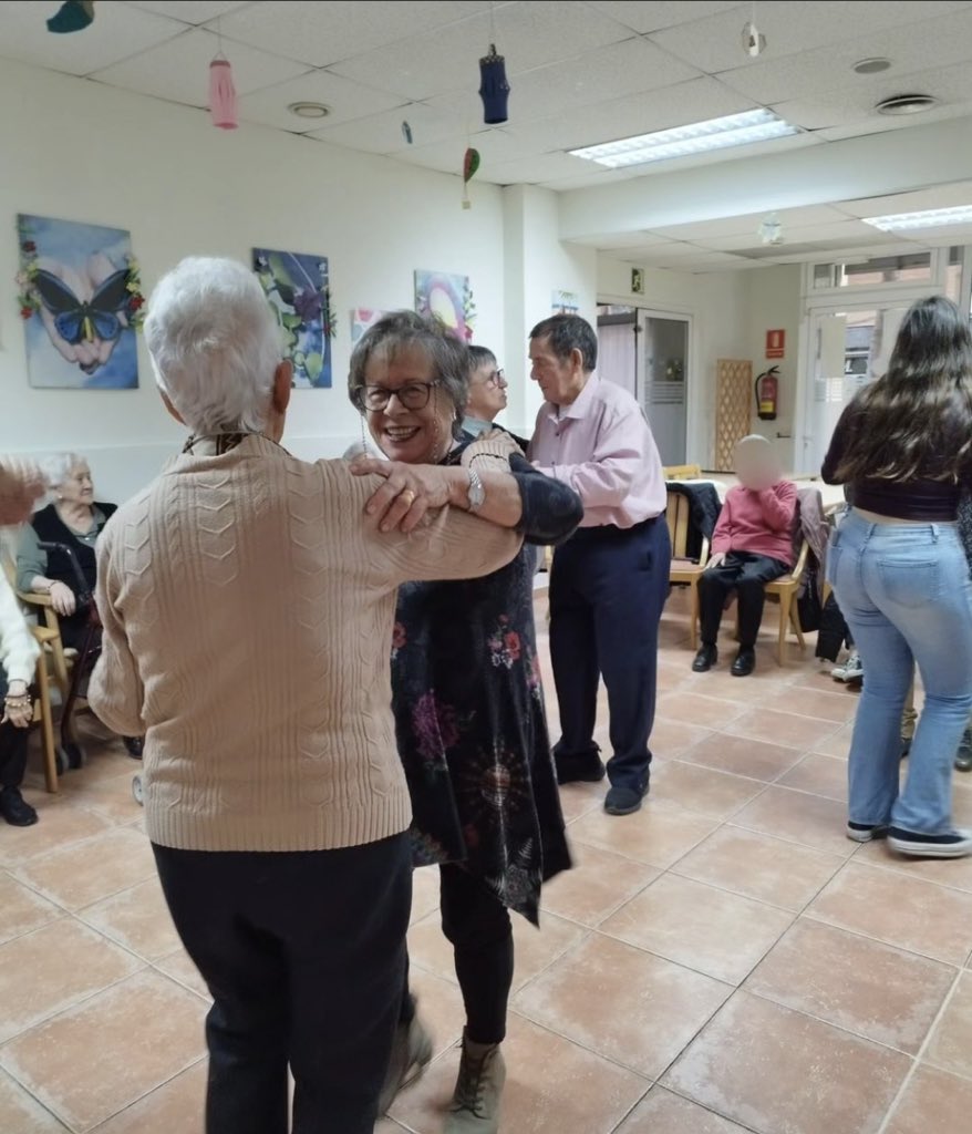 Centros_Amunt's tweet photo. Festa d’aniversari de novembre 🎉🎂

Un petit record de la festa de divendres passat amb molt de ritme 💃🏻

#gentgran #aniversari #ball #festa #centrededia #CentrosAmunt https://t.co/hzNoOSXKs8