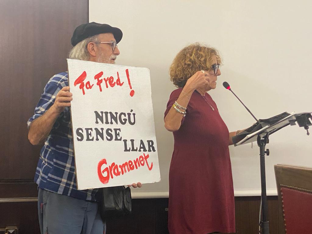 Avui els companys i companyes de Ningú Sense Llar Gramenet, hem parlat al ple municipal.

Volem que l'Ajuntament faci un pas definitiu per la construcció d'un alberg d'urgència social dins de la ciutat. Hi ha més de 25 ciutadans en situació de carrer.
<a href="/ArrelsFundacio/">Arrels Fundació</a> <a href="/SsbSantako/">Treballadores Serveis Socials Santa Coloma</a>
