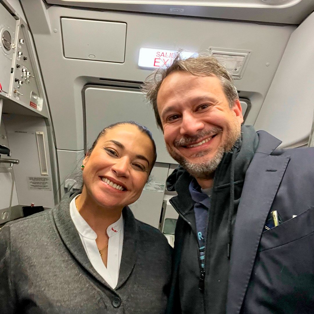 CEO_Abra's tweet photo. Los vientos de cambio traen nuevas formas de volar.

Quiero anunciarles que desde enero de 2024 dejaré de ser el CEO de @avianca y estaré al frente del Grupo Abra como su CEO. En este nuevo viaje no me separaré de esta línea aérea que, junto al mejor equipo, reinventamos para que cada vez más personas puedan volar. Por eso, seguiré vinculado como Executive Vice - Chairman en la junta directiva de avianca.

Con mucha alegría y confianza quiero contarles que @fppedreira asumirá la cabeza de avianca como CEO y Presidente. Confío plenamente en Fred, en su liderazgo y en su equipo. Sé que con su disciplina y empatía seguirán trabajando para conectar a más regiones y personas.

Por mi parte, desde el Grupo Abra estaré impulsando su estrategia de expansión con la ejecución del plan de negocios de avianca en América Latina para fortalecer esta importante industria para la región.

Gracias equipo y gracias viajeros por un tiempo tan retador como maravilloso en este vuelo que hoy cambia de ruta.