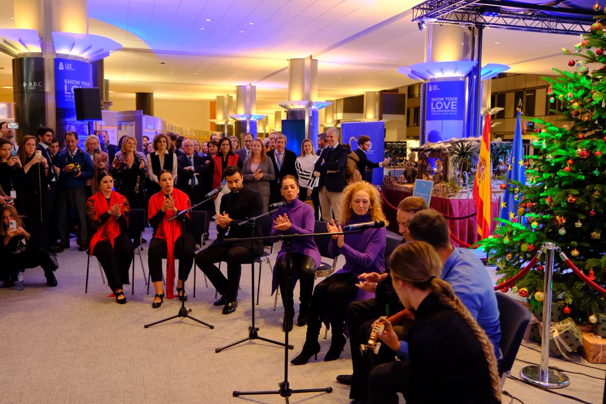 EPPGroup's tweet photo. 👼A Nativity scene was donated for the second year to the @europarl_en by the Spanish EPP Group delegation, @ppegrupo.

“This tradition is part of our European history and Christian identity, and we should celebrate it with pride,” say @DolorsMM and @IsabelBenjumea. 

#Christmas https://t.co/NFi0NkkOmb