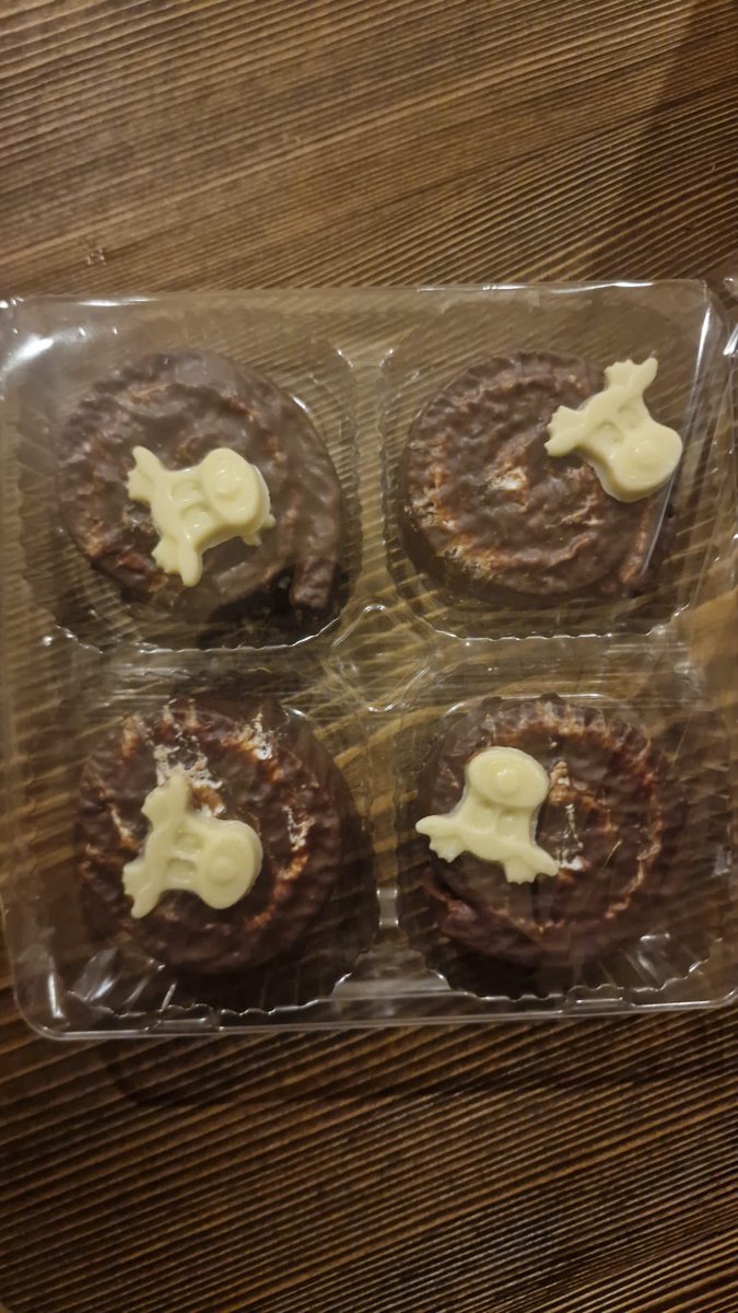 When your Reindeer cakes don’t look like they do on the box… <a href="/CadburyUK/">Cadbury UK</a> think Rudolph has had one to many Brandie’s already!!