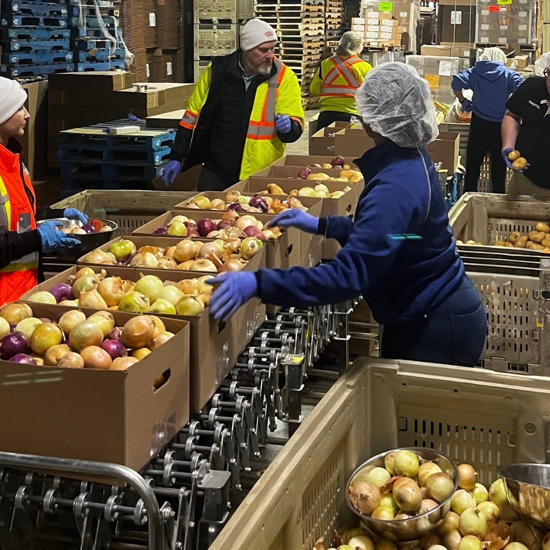 PeakoftheMarket's tweet photo. We donated more than 2.7 million pounds of produce last year and are grateful for the organizations that help distribute that food to their communities❤️

Every contribution counts! On #GivingTuesday, we encourage everyone to find ways to give back. https://t.co/sNTPkKPFJY
