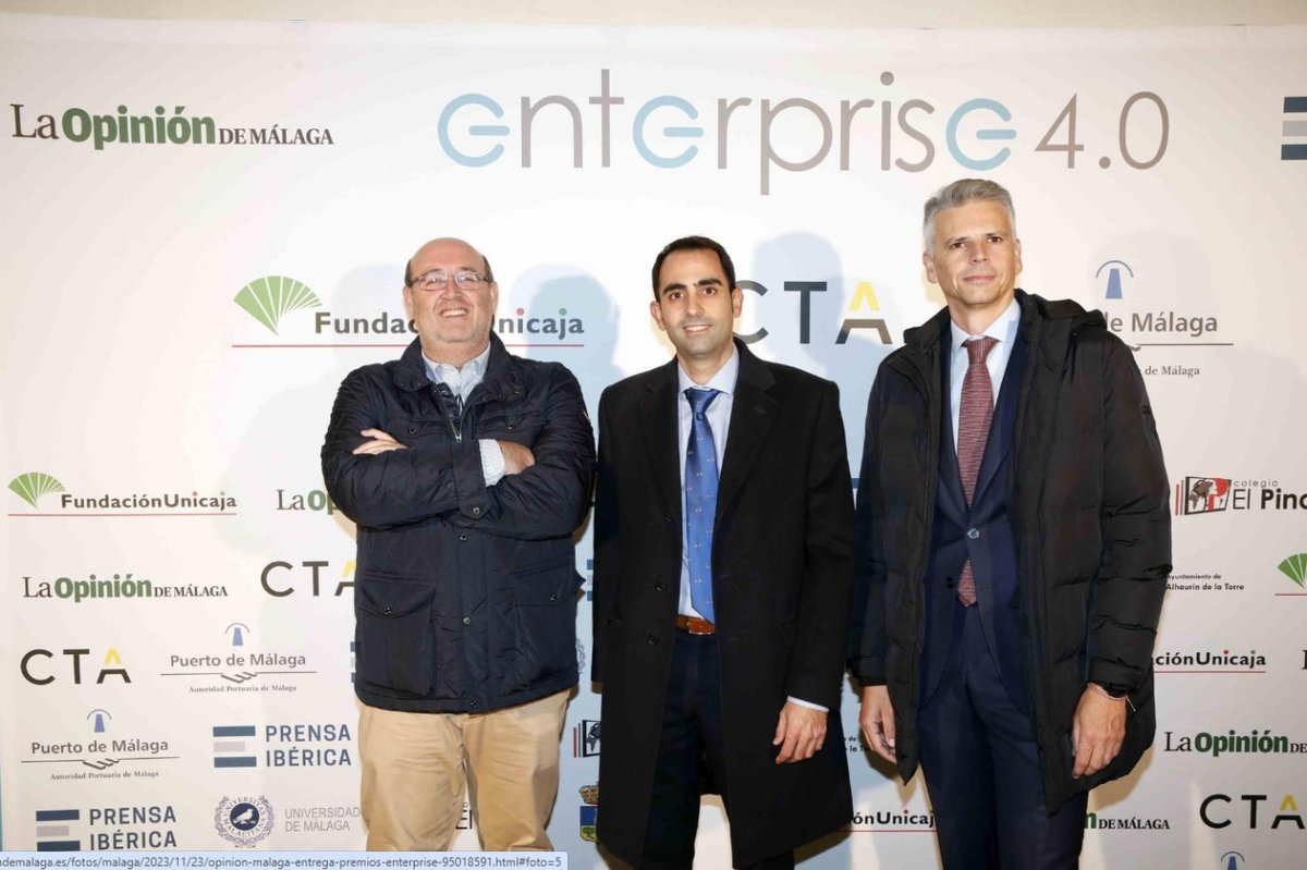 CTAndalucia's tweet photo. 🎉🏥 CTA celebra la colaboración y el avance tecnológico en salud

💡👏 @DavidPaezRod  entregó el premio Enterprise de @opiniondemalaga a la empresa #MetaMedicsVR, por su compromiso con las simulaciones de realidad virtual en el campo de la salud https://t.co/amPwVhu81p