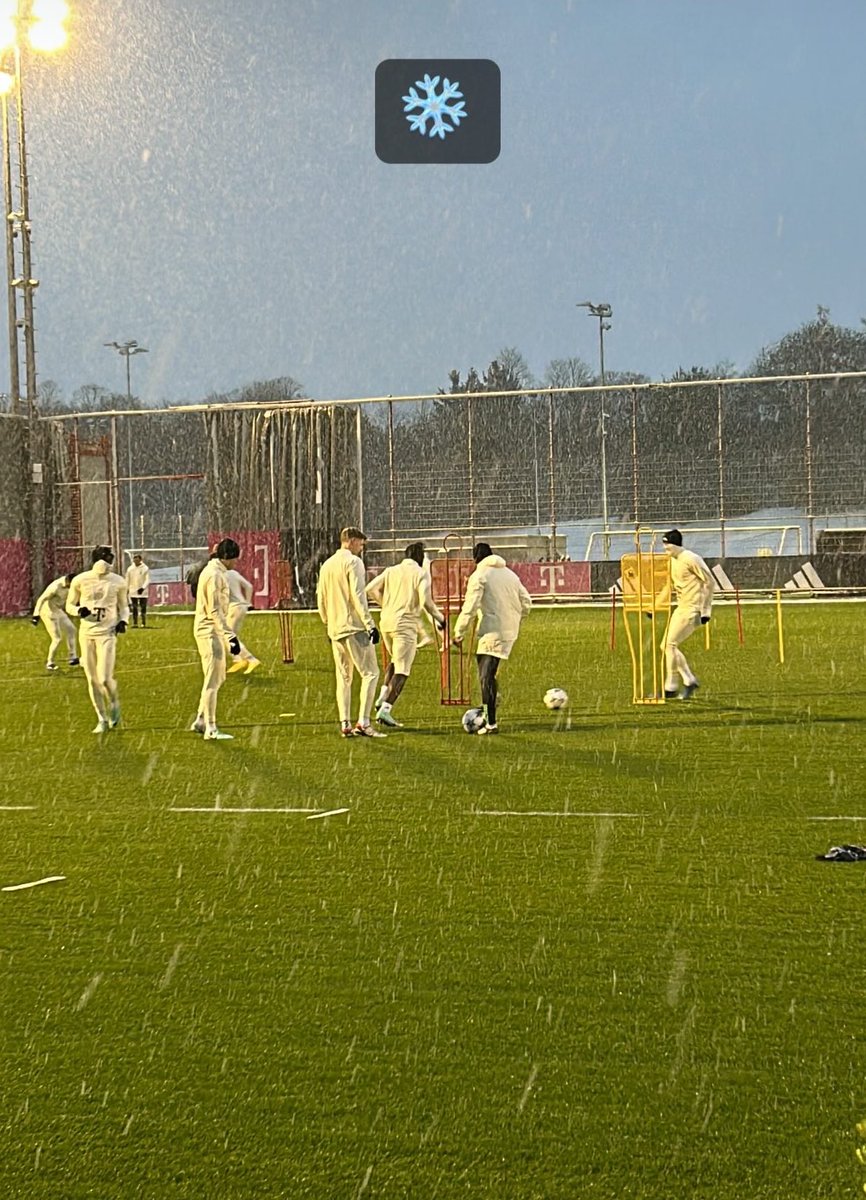 FloSchimak's tweet photo. Ohne #Kim und #Choupo bestreitet der @FCBayern das Abschlusstraining vor #FCBCOP https://t.co/DNXtXFGsuC