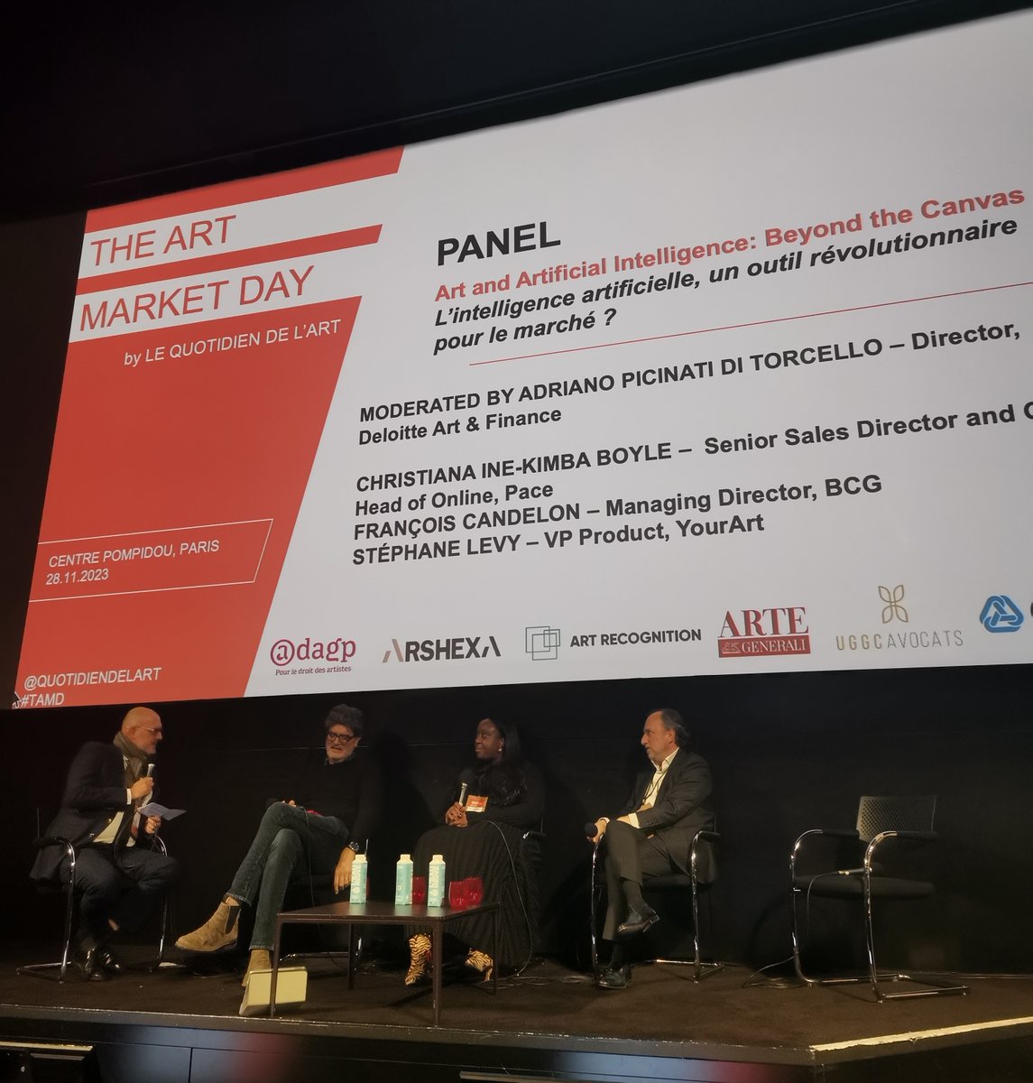 Quotidiendelart's tweet photo. [THE ART MARKET DAY LIVE] 🤖 L’intelligence artificielle, un outil révolutionnaire pour le marché ?

Christiana Boyle, @PaceGallery : « L’IA peut anticiper et améliorer la productivité d’une galerie, notamment dans le choix des décisions à prendre. L’IA est un coworker ». #TAMD https://t.co/e9Qkvl0j1z