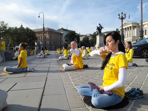 tlysg's tweet photo. Minghui.org- #Austria: Falun Dafa #Meditation at the Parliament Building
She said the practice made her healthier & improved her relationships with family and friends.
#FalunGong #FalunDafa #Truth #Health #China #Cultivation #TruthCompassionTolerance
>>https://t.co/6fdNUHA8Ht https://t.co/7cW8VJosRR