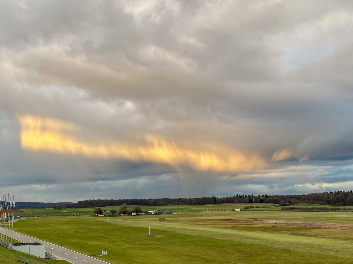 meteoschweiz's tweet photo. Ein kurzer Lichtblick an unserer Beobachtungsstation am Flughafen Zürich. Die tiefstehende Sonne beleuchtet die Niederschlags- #Fallstreifen eines aufziehenden schwachen #Schnee|schauers im Norden des Platzes. Foto: A. Hostettler https://t.co/WoPTIN01Ab