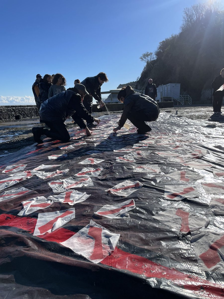 Giulcapa's tweet photo. Con il mare spalle ci siamo sporcati le mani, abbiamo marciato, abbiamo depositato. Una striscia di Garza….per Gaza, per ogni popolo e ogni morte. Per noi, per tutti.
#gaza #liberta #cura #palestina https://t.co/C6AxBwU7XR