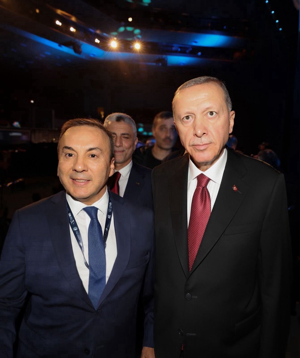 Cumhurbaşkanımız sayın <a href="/RTErdogan/">Recep Tayyip Erdoğan</a> ile İstanbul Haliç Kongre merkezinde İnovalig şampiyonları ödül töreni vesilesi ile görüşme fırsatımız oldu. Eskişehir teşkilatımızın selamlarını ilettim. Sn.Cumhurbaşkanımızın Eskişehir teşkilatımıza, Kadın ve Gençlik kollarımıza selamları var.