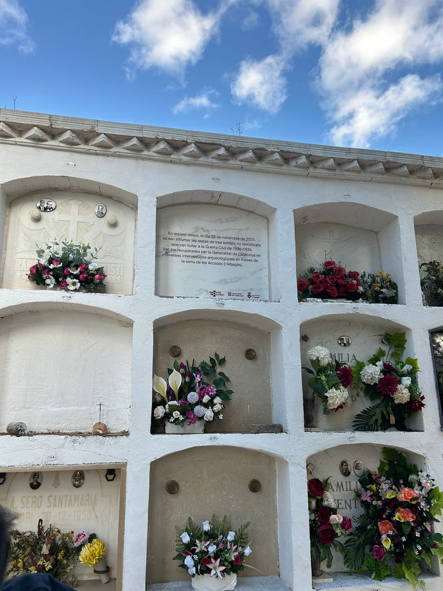 💐 El director de #MemòriaDemocràtica, <a href="/AlfnsArag/">Alfons Aragoneses</a>, retorna les restes òssies de tres individus no identificats, recuperats a la serra de les Arcades, a Albagés .

🕊️ S'han reinhumat en les condicions de dignitat que la Guerra Civil i la dictadura els van negar a les víctimes.