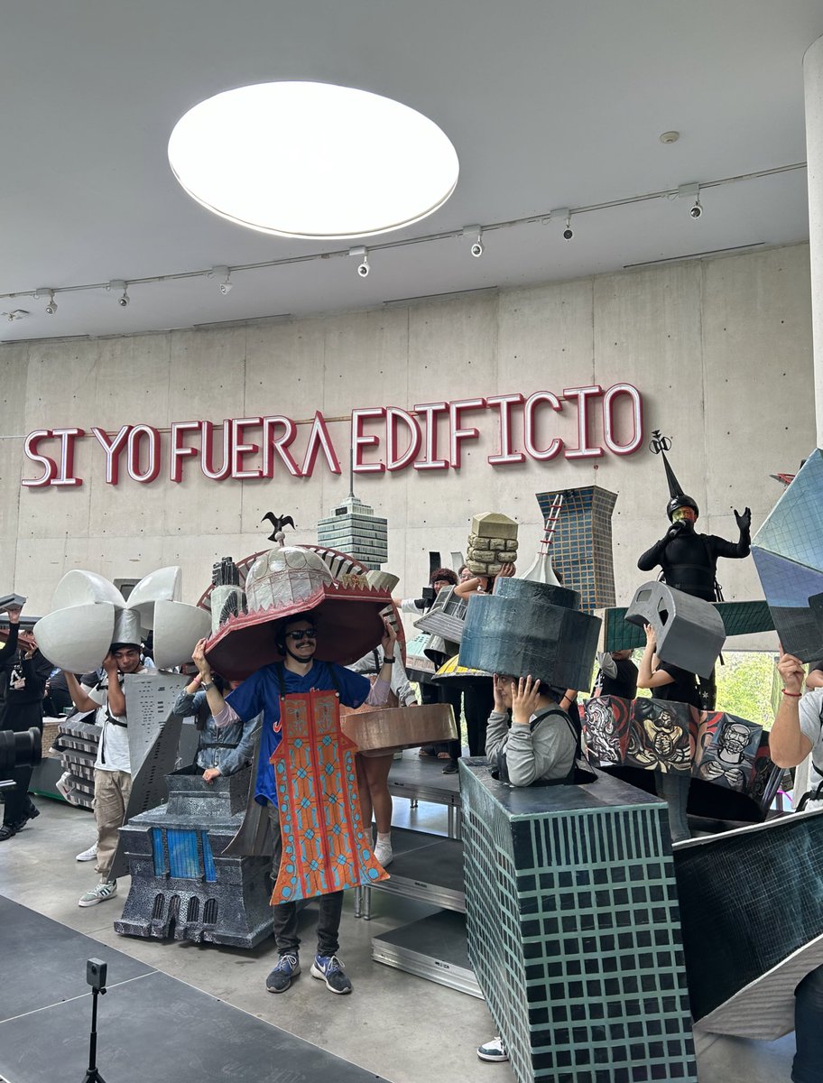 ytzmaya's tweet photo. El fin de semana fui a un performance en el que las personas se disfrazaron de su edificio favorito de la CDMX. Fui muy feliz 🧍���♀️🏛️❣️ https://t.co/Phv9Mv99AM