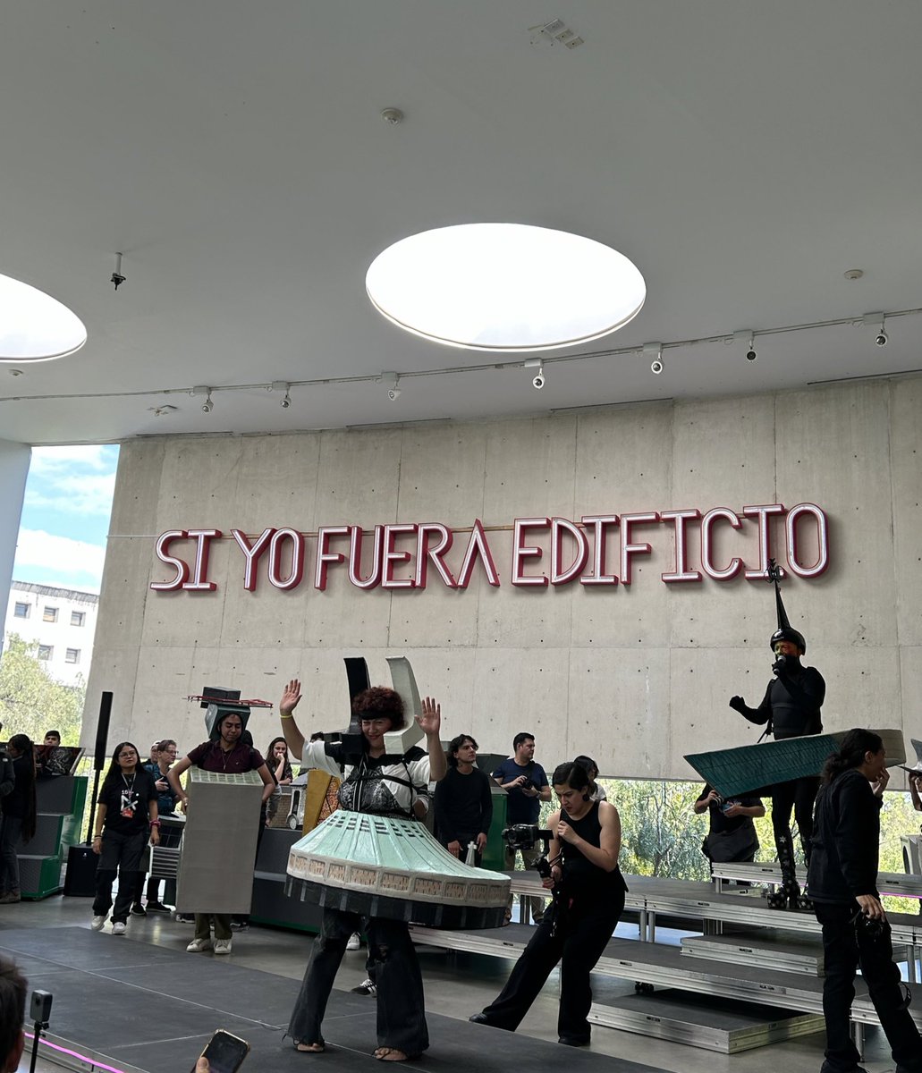 ytzmaya's tweet photo. El fin de semana fui a un performance en el que las personas se disfrazaron de su edificio favorito de la CDMX. Fui muy feliz 🧍���♀️🏛️❣️ https://t.co/Phv9Mv99AM