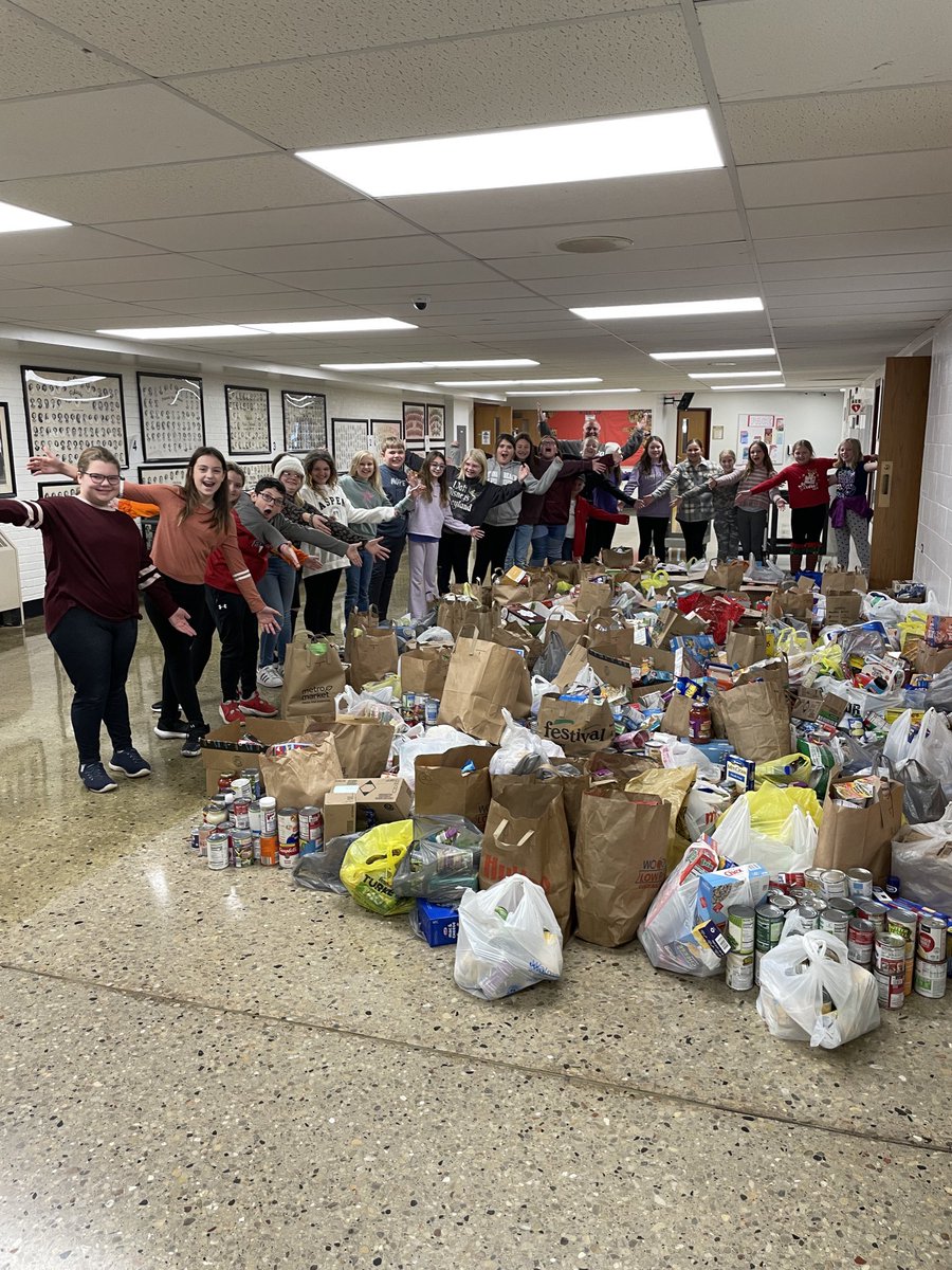 pulaskipace's tweet photo. We need to give Glenbrook kids and families a huge THANK YOU! They collected almost 6,900 items during the food and hygiene drive last week. Everything was packed up by the Glenbrook Student Council and moved to the Community Pantry of Pulaski.
Glenbrook you are awesome! https://t.co/j47YE1c0QU