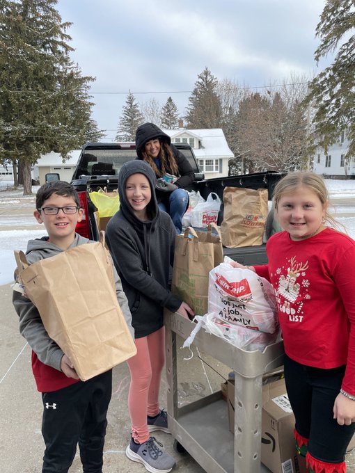 pulaskipace's tweet photo. We need to give Glenbrook kids and families a huge THANK YOU! They collected almost 6,900 items during the food and hygiene drive last week. Everything was packed up by the Glenbrook Student Council and moved to the Community Pantry of Pulaski.
Glenbrook you are awesome! https://t.co/j47YE1c0QU