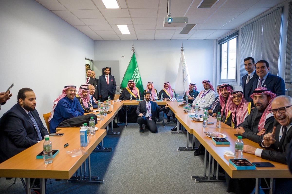 OKAZ_online's tweet photo. 📷| الوزراء والمسؤولون في انتظار إعلان الملف الفائز باستضافة إكسبو 2030
#عكاظ
#الرياض_إكسبو2030 
#RiyadhExpo2030
📸@sai7org https://t.co/WT3kyFBIrX