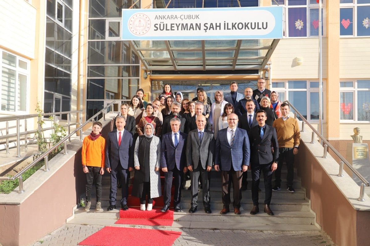 Bir köy okulu düşünün... Tüm öğrencileri keman çalıyor. Bir öğretmenimizin dokunuşu ile imkansız değil, yeter ki isteyelim. Çubuk Süleyman Şah Ortaokulunda bizlere mini konser veren öğrencilerimizi ve onları yetiştiren öğretmenimizi tebrik ediyorum.