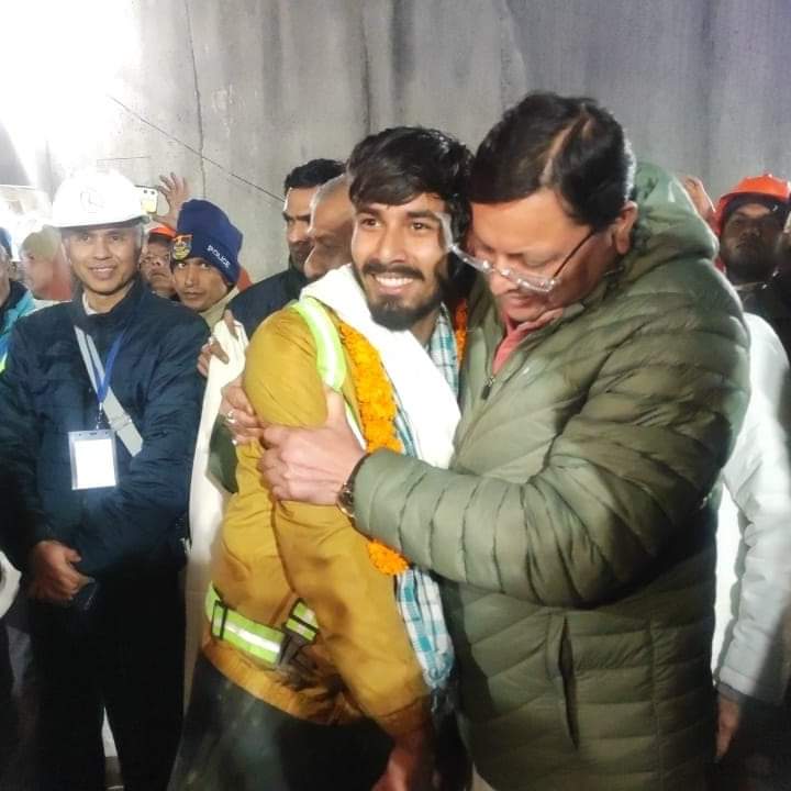 vbhagat15's tweet image. धन्यवाद मा प्रधानमंत्री श्री @narendramodi जी,
धन्यवाद भारतीय सेना
धन्यवाद NDRF, SDRF
धन्यवाद धामी जी।
मा मुख्यमंत्री जन नायक श्री @pushkardhami जी ने सिल्कयारा सुरंग के अंदर से बचाए गए श्रमिकों से मुलाकात की। 
#uttarkashitunnelcollapse #uttrakashi