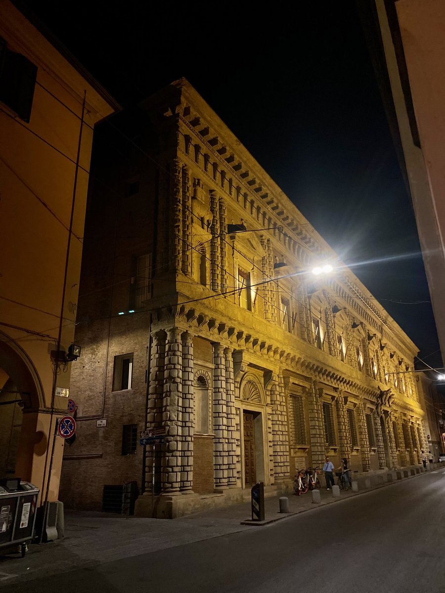 Bologna è tra le città più belle d’Italia e d’Europa. 
Non esiste città che le assomigli, e che possa sostituirla.
(Guido Piovene)
📸my ph
#Bologna  😍 #italy #italia #emiliaromagna #bolognacentro #city #ig #bolognawelcome #igersbologna #love #myphoto #instagood #bolognatoday