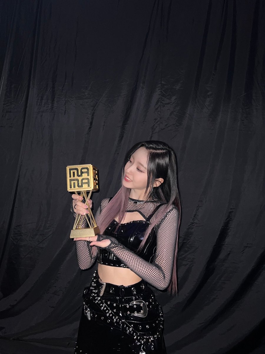 official_kep1er's tweet photo. 케플리안! 덕분에 상 받았어요!!

오늘 하루도 너무 고생했고 내일 하루도 으쌰으쌰 같이 화이팅해여!!

#강예서 #YESEO 
#Kep1er #케플러 https://t.co/y10086KCff