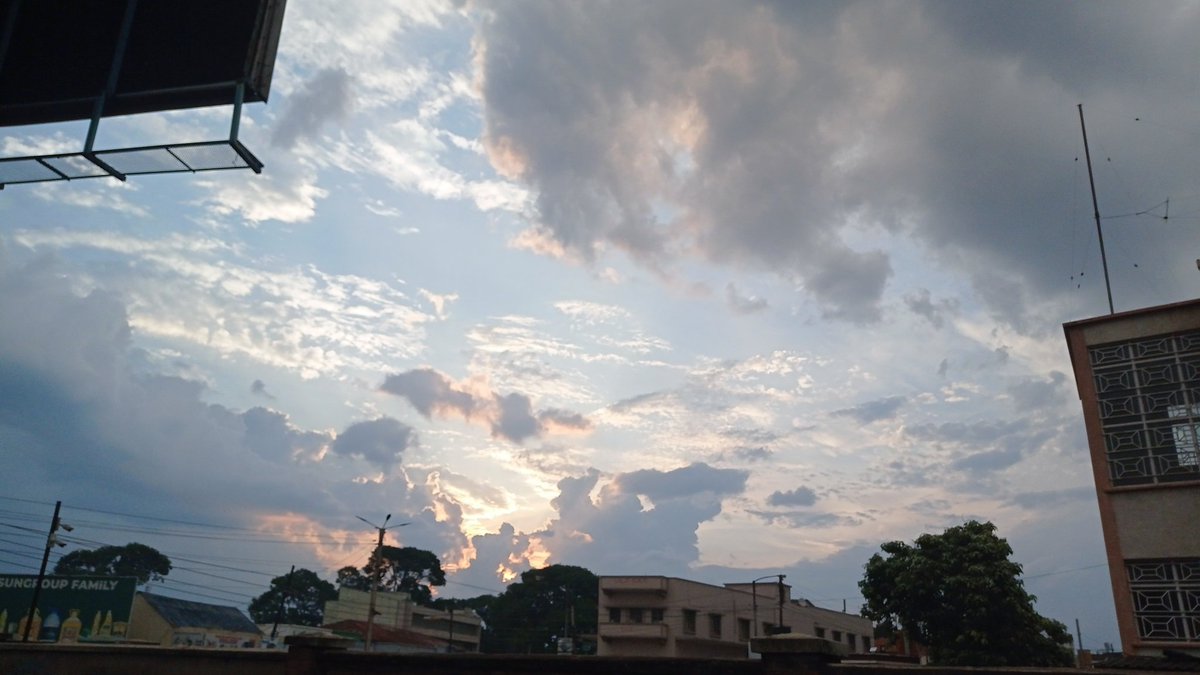 echikhwendajnr's tweet photo. "I'm just down here on the earth, looking at the sky, observing the distance that exists between you and I..." - @eshonburgundy #closedistance #salute #nofilter #blantyre #malawi https://t.co/QdLncdqPrR