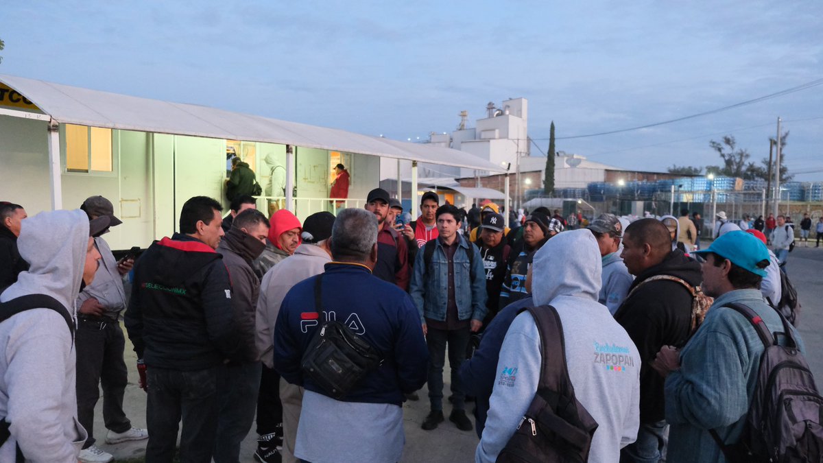 Hoy por la madrugada estuve en las instalaciones de aseo público. Platiqué con los encargados de mantener limpia nuestra ciudad. Sus condiciones de trabajo son indignantes. No cuentan con un espacio adecuado para trabajar porque <a href="/PabloLemusN/">Pablo Lemus Navarro</a> vendió el que tenían y la mayoría de
