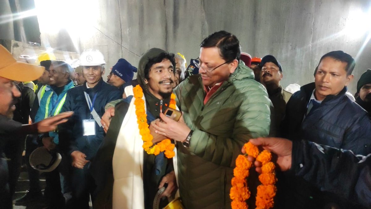 pushkardhami's tweet photo. श्रमिकों व उनके परिजनों के चेहरे की ख़ुशी ही मेरे लिये इगास-बगवाल..

हम सभी के लिए अत्यंत हर्ष का विषय है कि सिलक्यारा (उत्तरकाशी) में निर्माणाधीन टनल में फंसे सभी 41 श्रमिकों को सकुशल बाहर निकाल लिया गया है। सभी श्रमिक भाइयों का अस्थाई मेडिकल कैम्प में प्रारंभिक स्वास्थ्य परीक्षण किया जा रहा है।

आदरणीय प्रधानमंत्री श्री @narendramodi जी के कुशल नेतृत्व एवं मार्गदर्शन में संचालित इस चुनौतीपूर्ण रेस्क्यू ऑपरेशन में पूरी ताक़त से जुटी केंद्रीय एजेंसियों, सेना, अंतर्राष्ट्रीय एक्सपर्ट्स एवं प्रदेश प्रशासन की टीमों का हृदयतल से आभार। 

प्रधानमंत्री जी से हम सभी को एक अभिभावक के रूप में मिले मार्गदर्शन एवं कठिन से कठिन स्थिति में उनके द्वारा प्रदान की गई हर संभव सहायता, इस अभियान की सफलता का मुख्य आधार रही।

17 दिनों बाद श्रमिक भाइयों का अपने परिजनों से मिलना अत्यंत ही भावुक कर देने वाला क्षण है।
